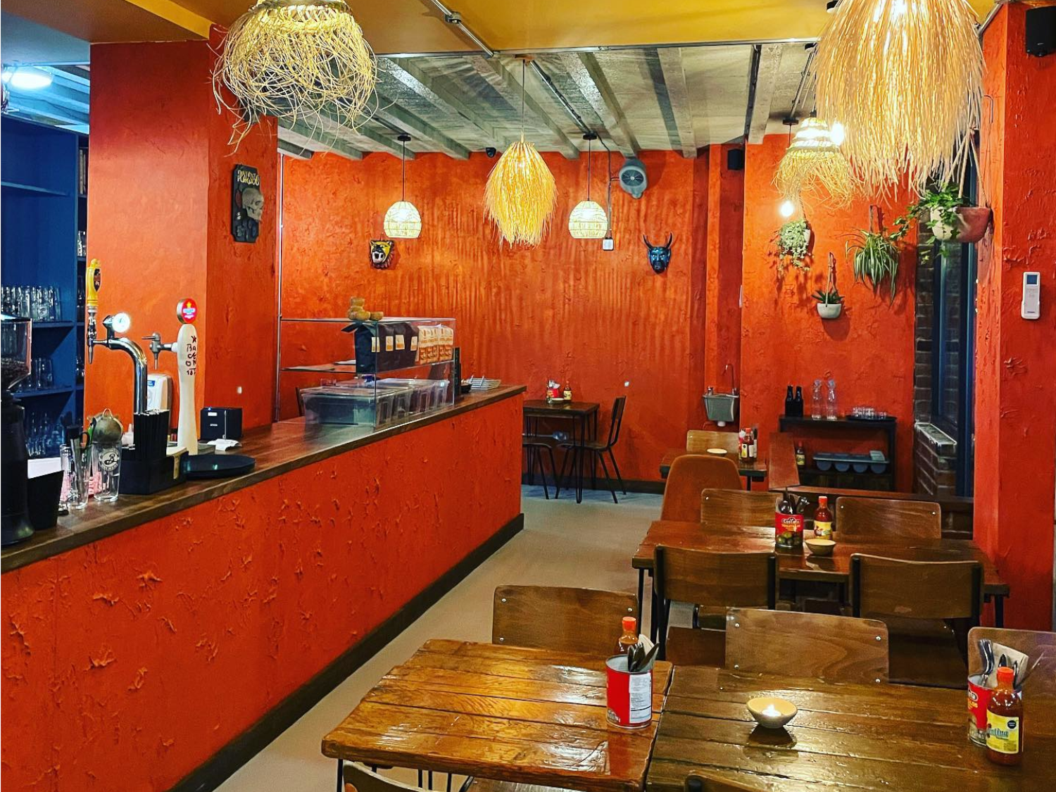 The bar and several tables at Pellizco 