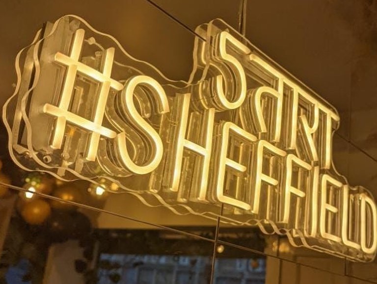 5तारा (5Tara Sheffield) neon sign.